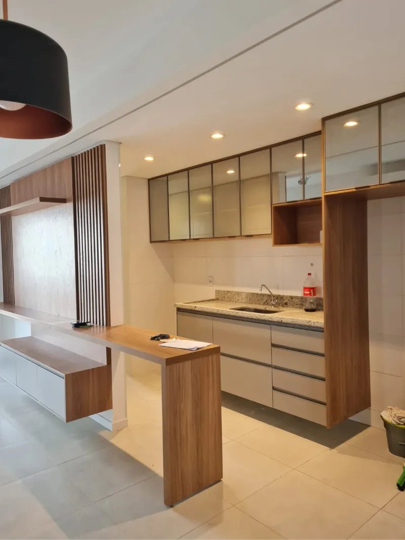 Sala e cozinha com móveis planejados integrados